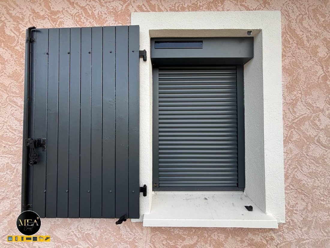 Maison contemporaine dans les Hautes-Alpes équipée de volets roulants solaires