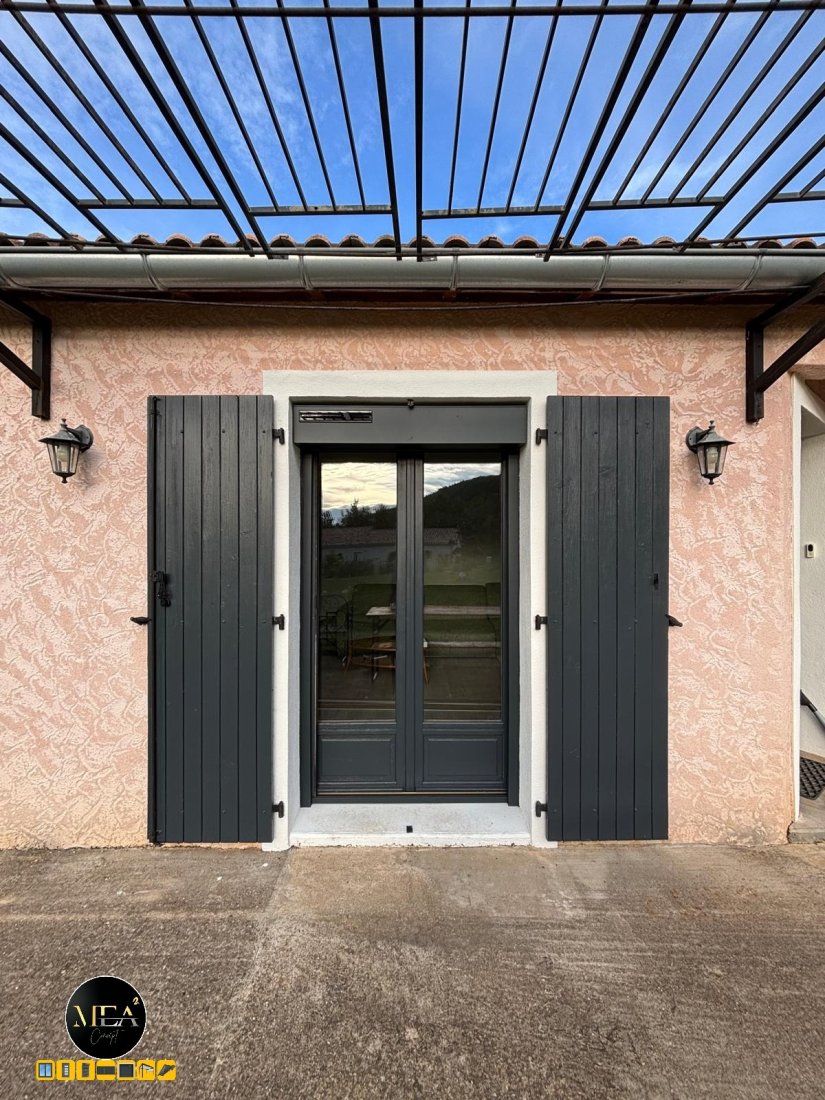 Artisan menuisier MEA 2 CONCEPT posant un volet à Embrun
