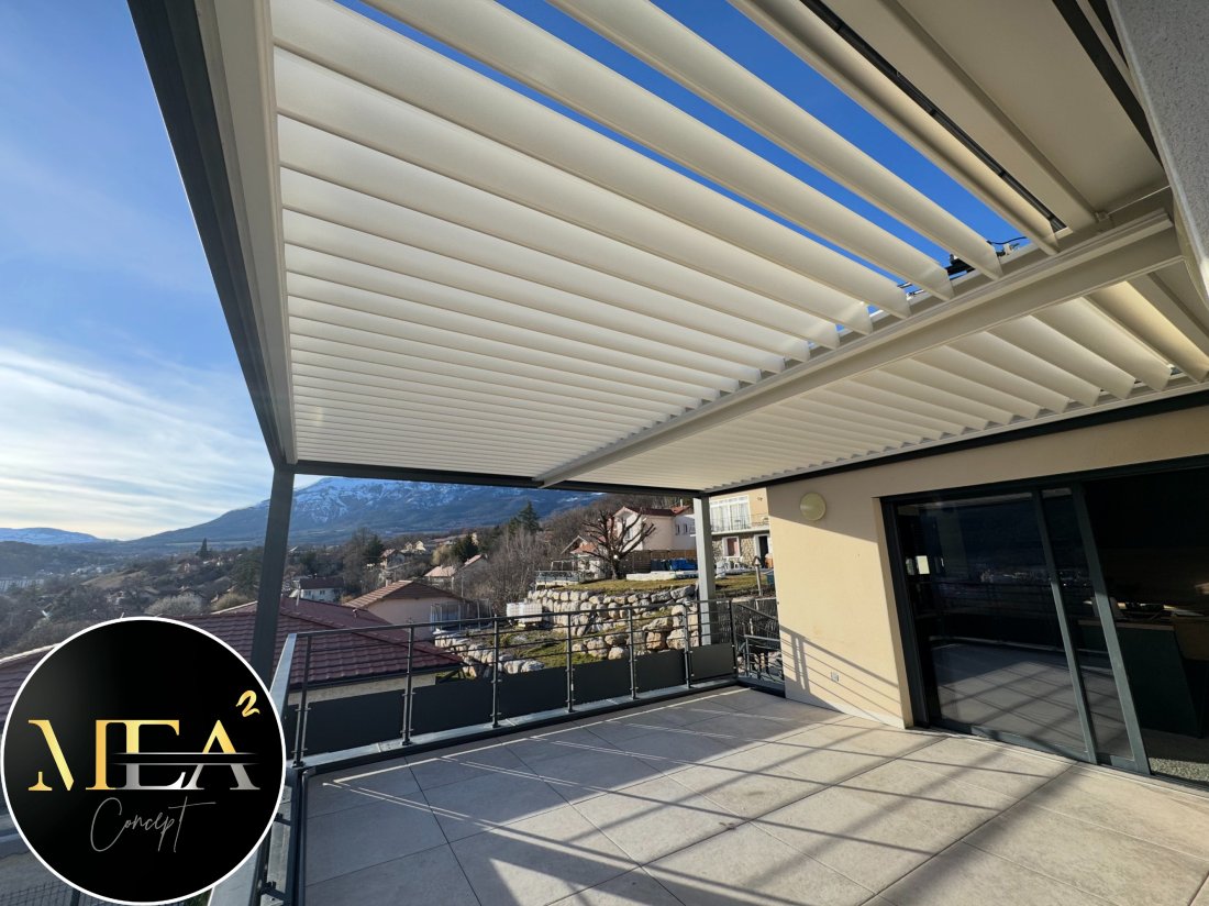 Pergola bioclimatique sur-mesure installée sur une terrasse