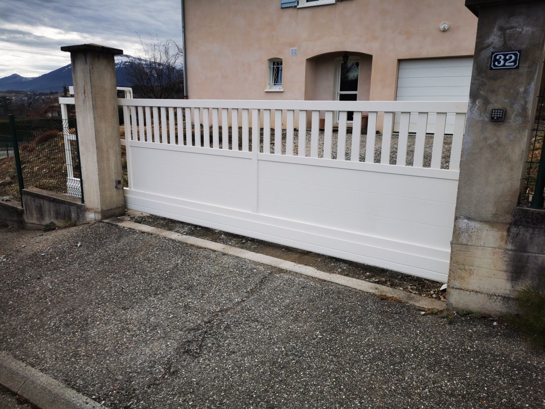 Portail autoporté en aluminium à Gap