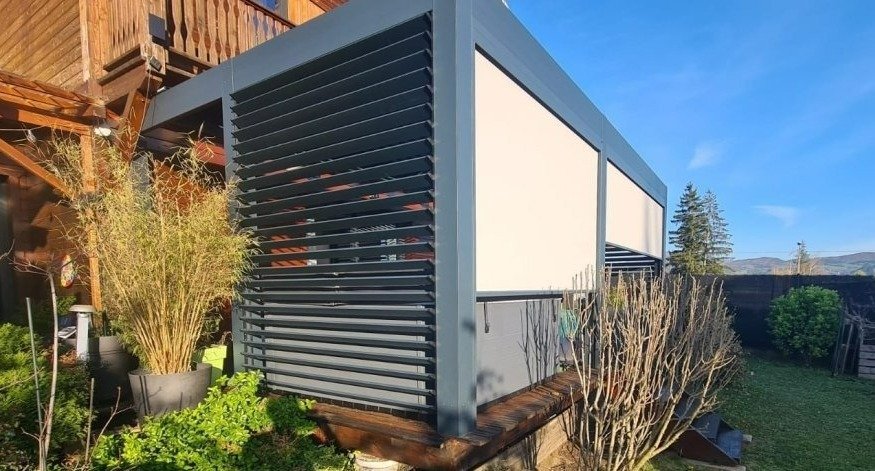 Pergola sur-mesure intégrée à une maison